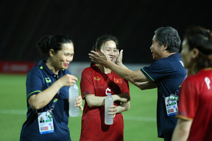 Chùm ảnh nữ hoàng bóng đá Đông Nam Á ăn mừng khi giành vé vào chung kết - 8