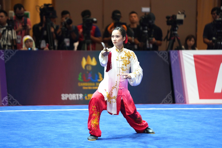 Dàn người đẹp Wushu múa kiếm so tài, “Nữ thần Philippines” lấy HCV - 1