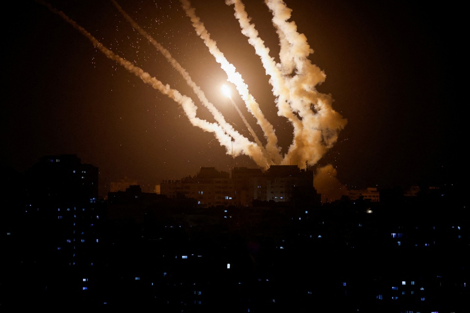 Hàng loạt rocket phóng từ Dải Gaza vào Israel trong đêm (ảnh: Reuters)