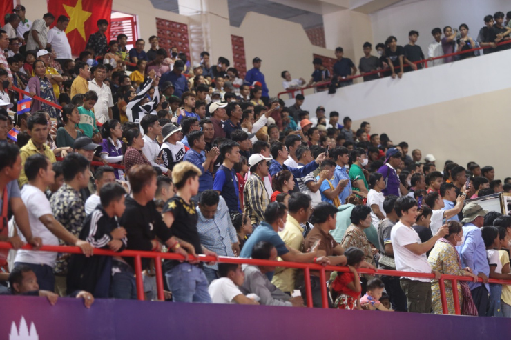 Khán giả Campuchia đi xem Kun Khmer đông như trẩy hội