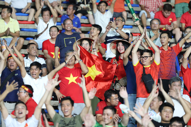 Ngỡ ngàng hình ảnh độc lạ fan Việt Nam cổ vũ đội nữ tranh vé chung kết - 2