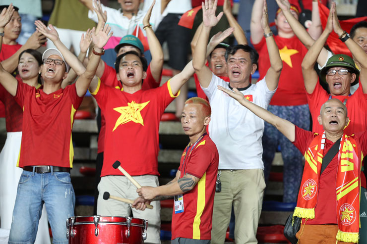 Ngỡ ngàng hình ảnh độc lạ fan Việt Nam cổ vũ đội nữ tranh vé chung kết - 3