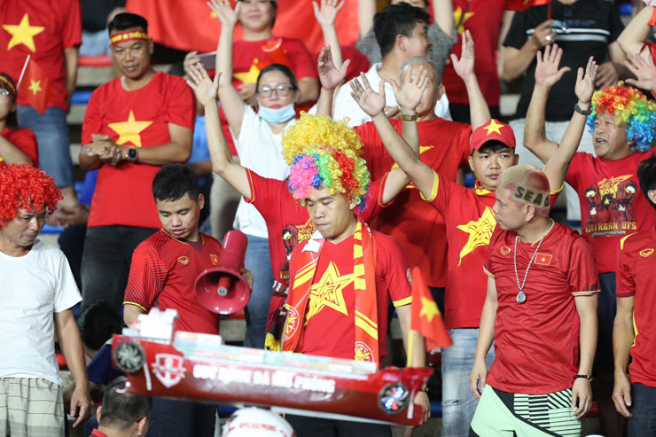 Ngỡ ngàng hình ảnh độc lạ fan Việt Nam cổ vũ đội nữ tranh vé chung kết - 5