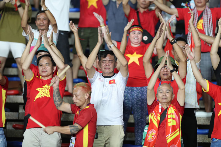 Ngỡ ngàng hình ảnh độc lạ fan Việt Nam cổ vũ đội nữ tranh vé chung kết - 6
