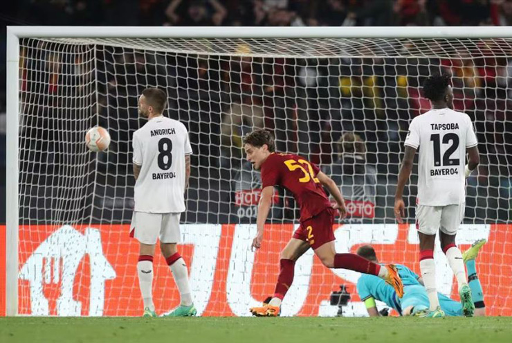 Edoardo Bove ghi bàn duy nhất giúp AS Roma thắng Bayer Leverkusen 1-0 ở trận bán kết lượt đi Europa League trên sân nhà Olimpico