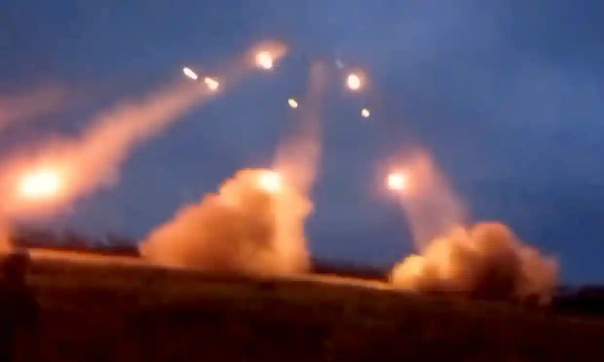 Quân đội Ukraine pháo kích trong đêm ở Bakhmut (ảnh: CNN)