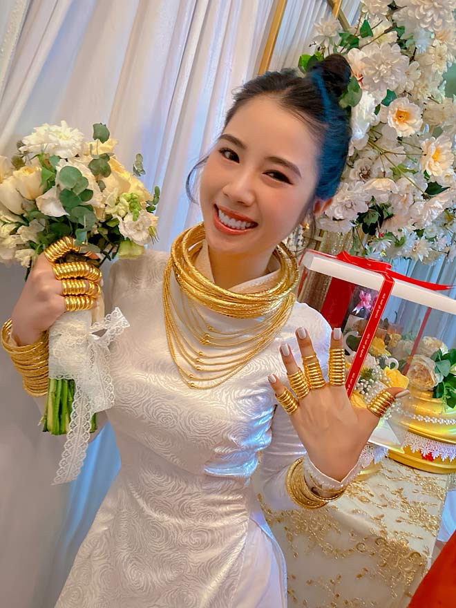 Cô dâu Đồng Nai đeo vàng trĩu cổ, trĩu tay