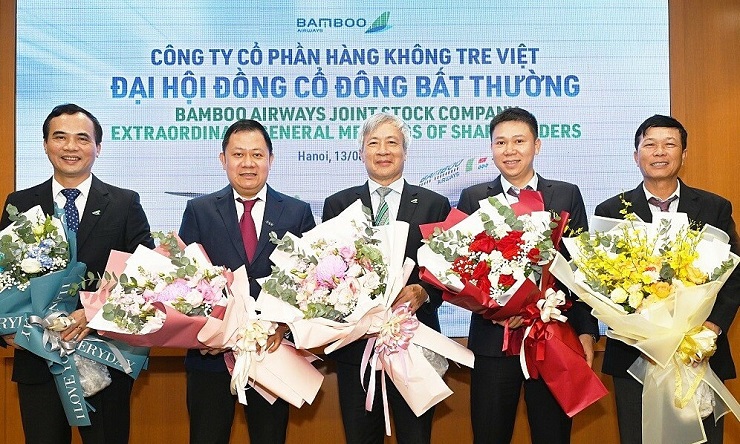 Ông Lê Thái Sâm (ngoài cùng bên phải) thời điểm ra mắt cùng HĐQT mới của Bamboo Airways tháng 8/2022. Ảnh: BAV