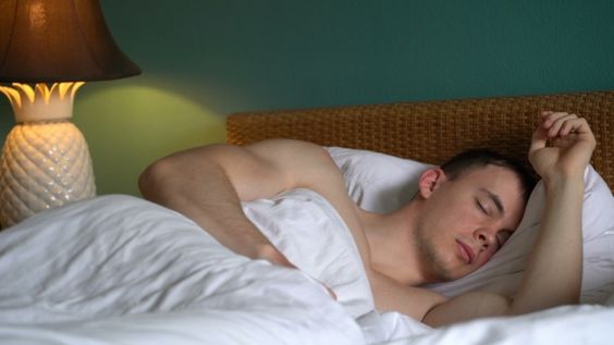 Tiết lộ tư thế ngủ giúp bạn bụng xẹp hơn vào sáng hôm sau - 1