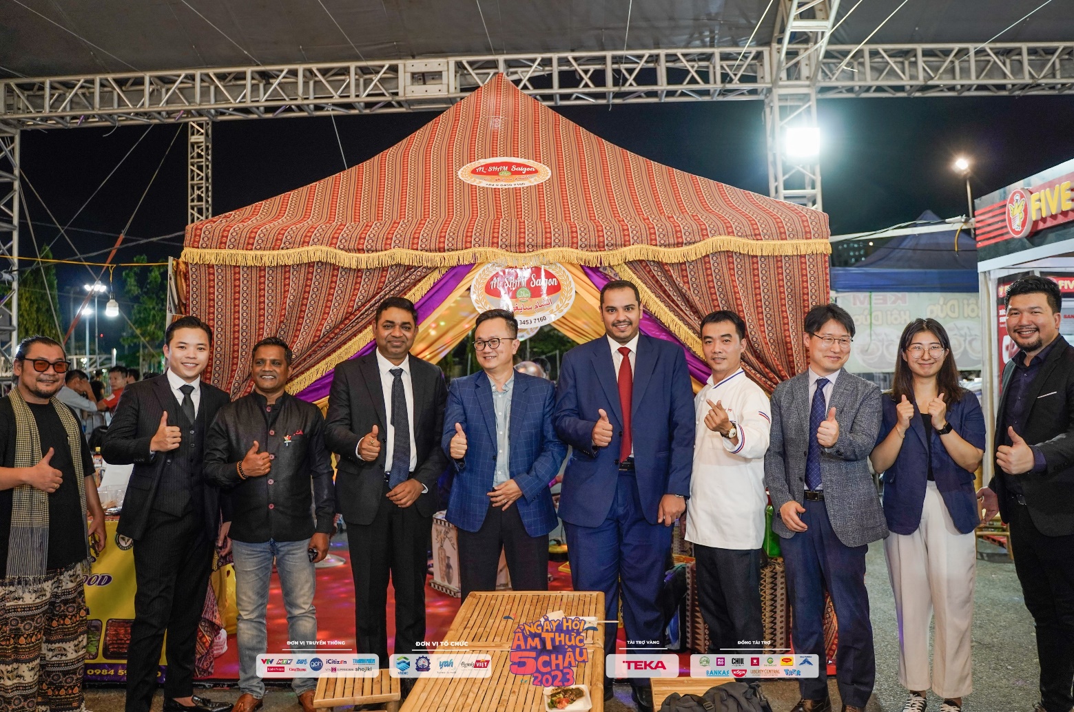 Đại biểu từ các lãnh sự quán các nước tham gia trải nghiệm ẩm thực 5 châu tại sự kiện