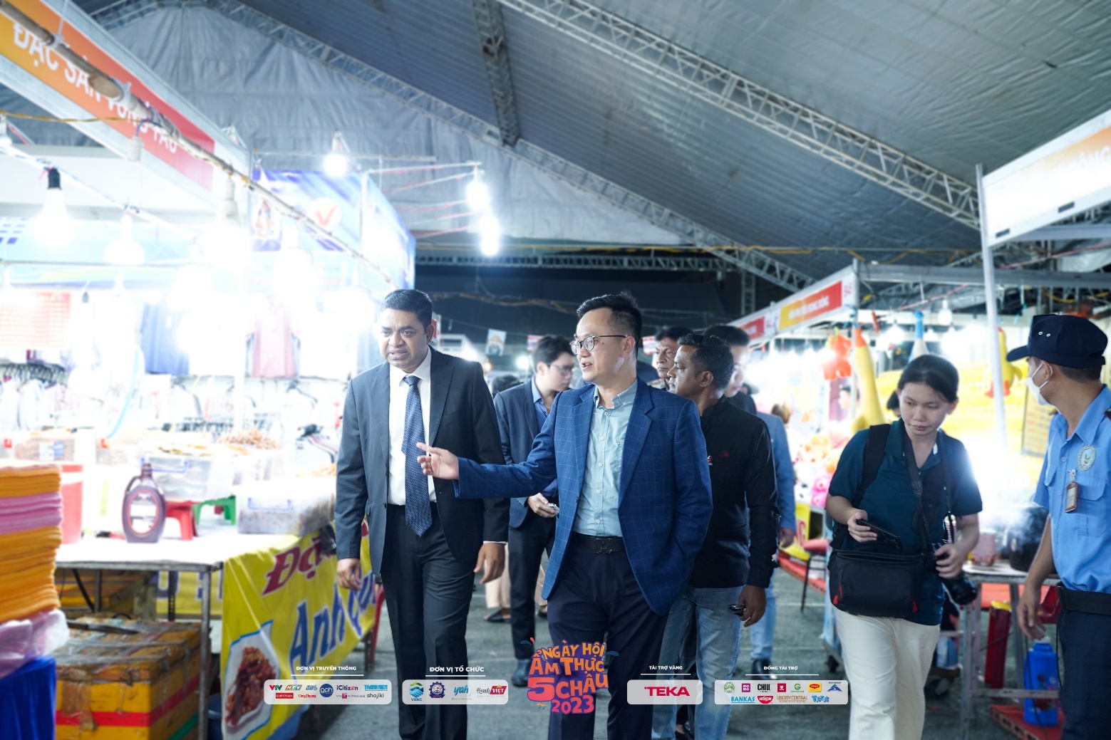 Đông đảo thực khách đến tham gia lễ hội trong ngày đầu khai mạc