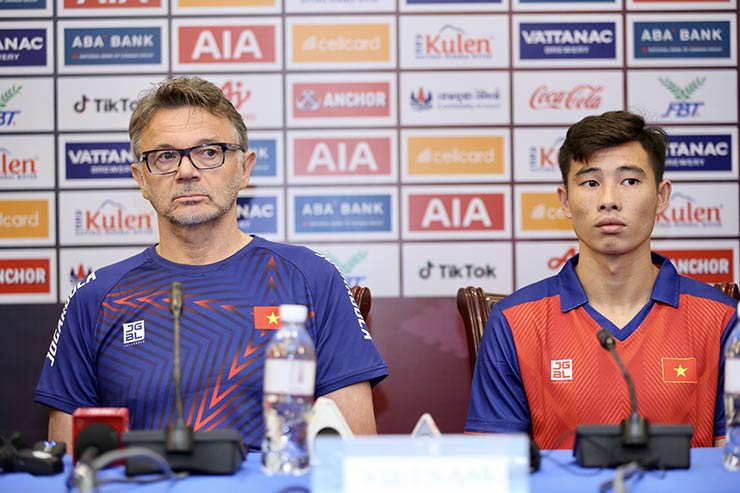 Trực tiếp họp báo U22 Việt Nam - U22 Indonesia: HLV Troussier so sánh Đông Nam Á với châu Âu (SEA Games 32) - 2