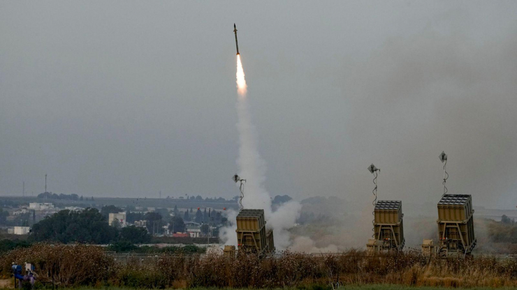 Hệ thống chống tên lửa Vòm Sắt của Israel khai hỏa đánh chặn tên lửa phóng từ Dải Gaza Ảnh: AP