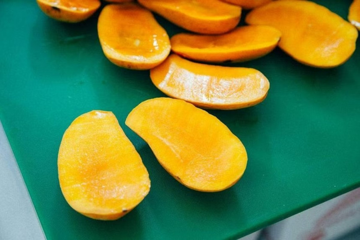 Theo Nakagawa, loại xoài "mặt trời trong tuyết" của ông ngọt hơn nhiều so với xoài bình thường với hàm lượng đường cao hơn khoảng 15 độ brix và xoài của ông có kết cấu mịn như bơ, không có xơ. Ảnh: Japan Times 