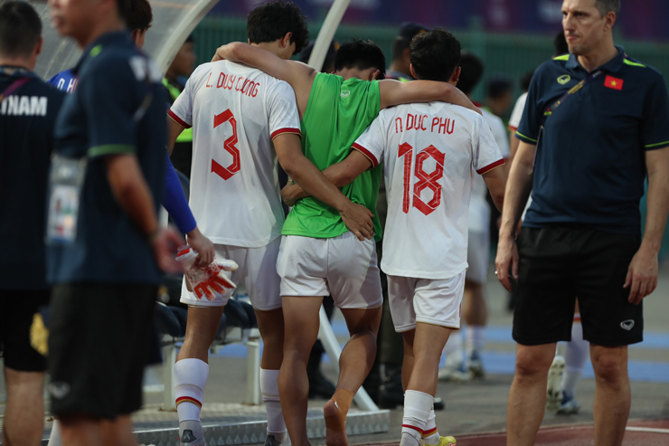 U22 Indonesia ăn mừng như vô địch SEA Games, U22 Việt Nam cay đắng rời sân - 13