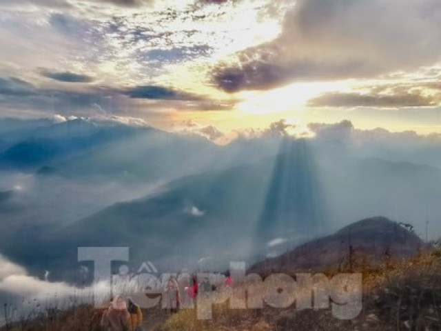 Săn mây giữa khung cảnh 'thần tiên' trên đỉnh núi Lảo Thẩn - Y Tý