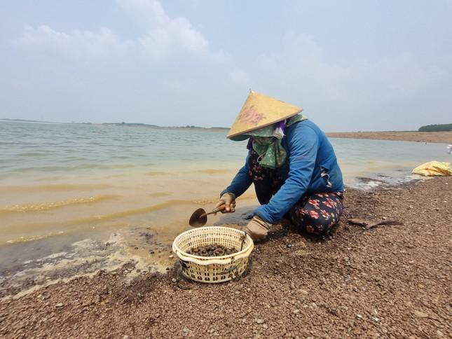 Người dân đi cào hến ở hồ Trị An
