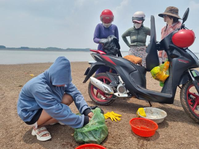 Nhóm bạn trẻ cũng ttranh thủ bắt hến