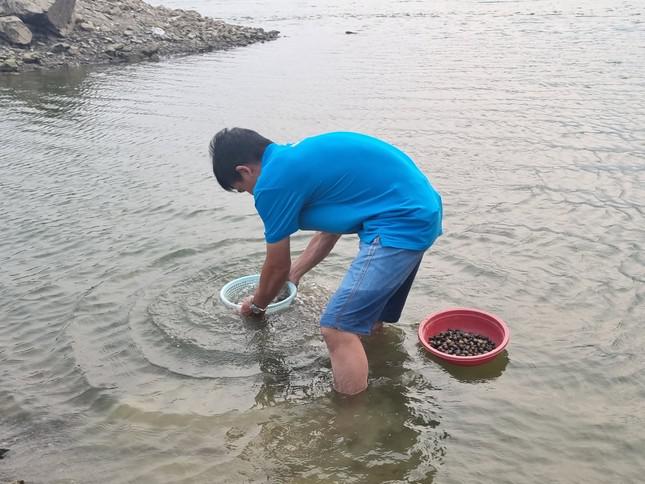 Thanh niên này cũng tranh thủ xúc hến