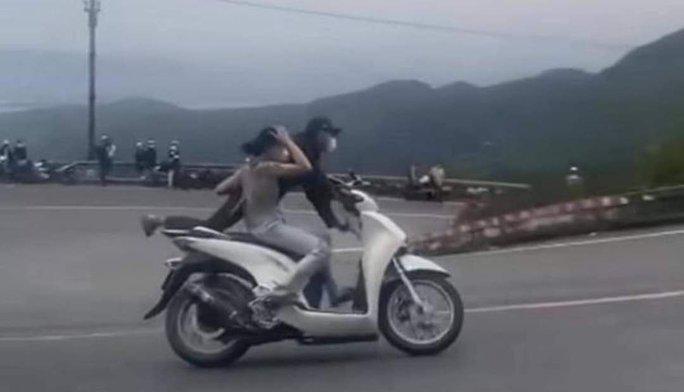 Tư thế "diễn xiếc" của cặp vợ chồng trên đèo Hải Vân