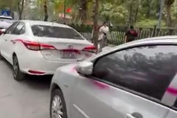 Công an điều tra hàng loạt ô tô bị xịt sơn khi đỗ trên lề đường ở Hà Nội