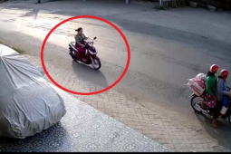 Tin tức trong ngày - Clip: "Dán mắt" vào điện thoại, nữ tài xế rước họa vào thân