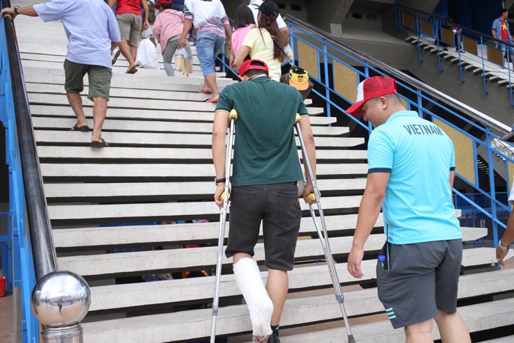 Fan chống nạng vào sân cổ vũ U22 Việt Nam, CĐV rợp sắc đỏ sân Olympic - 2