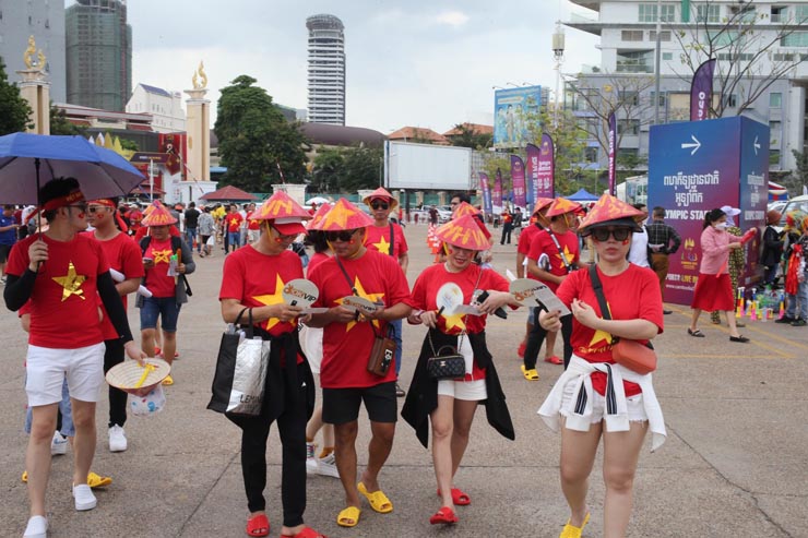 Fan chống nạng vào sân cổ vũ U22 Việt Nam, CĐV rợp sắc đỏ sân Olympic - 11