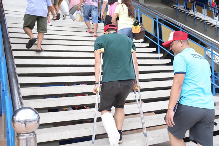 Fan chống nạng vào sân cổ vũ U22 Việt Nam, CĐV rợp sắc đỏ sân Olympic - 3