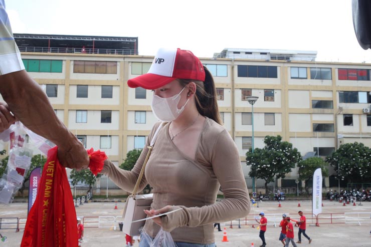 Fan chống nạng vào sân cổ vũ U22 Việt Nam, CĐV rợp sắc đỏ sân Olympic - 7