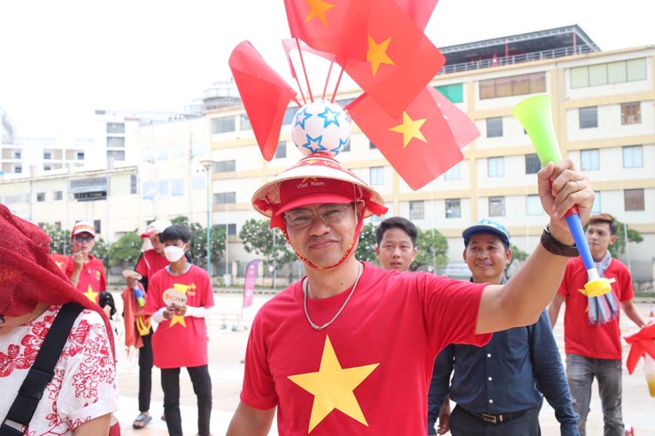 Fan chống nạng vào sân cổ vũ U22 Việt Nam, CĐV rợp sắc đỏ sân Olympic - 9