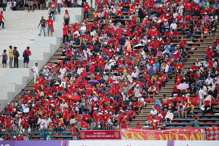 Fan Việt Nam "nhuộm
đỏ" góc khán đài sân Olympic