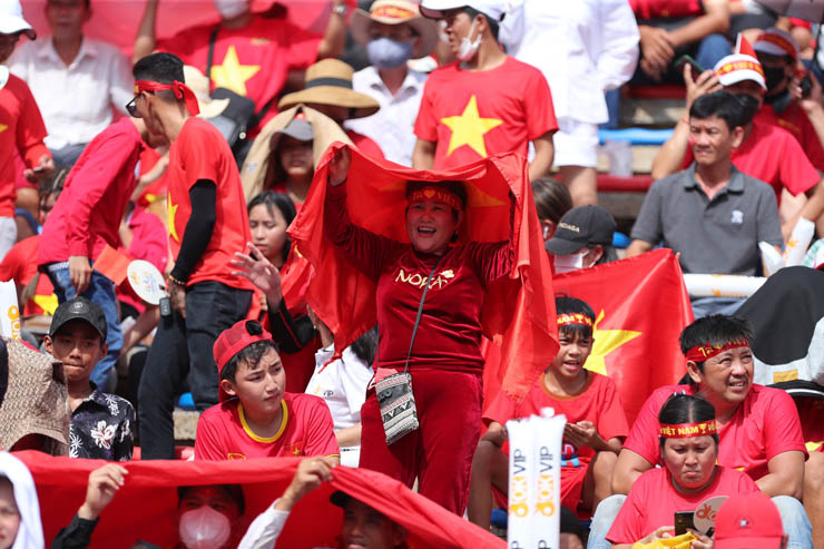 Fan chống nạng vào sân cổ vũ U22 Việt Nam, CĐV rợp sắc đỏ sân Olympic - 1