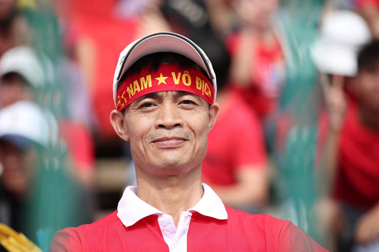 Fan chống nạng vào sân cổ vũ U22 Việt Nam, CĐV rợp sắc đỏ sân Olympic - 3