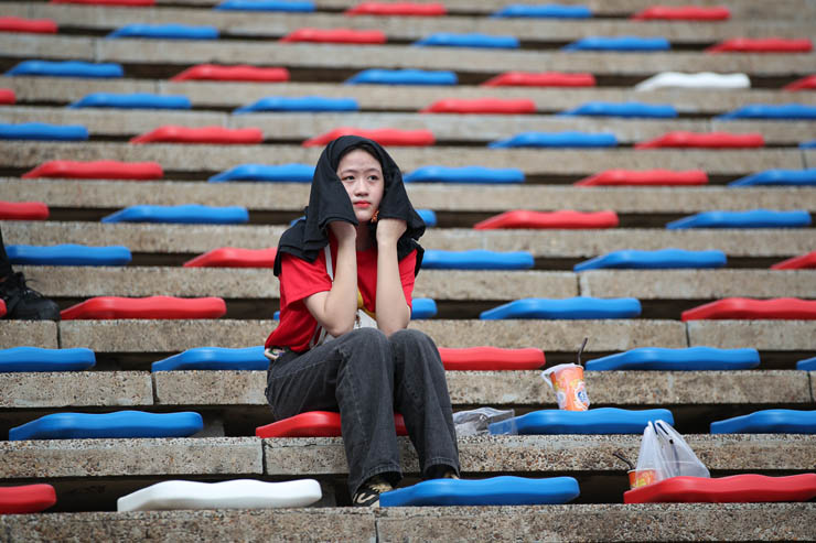 Fan chống nạng vào sân cổ vũ U22 Việt Nam, CĐV rợp sắc đỏ sân Olympic - 2