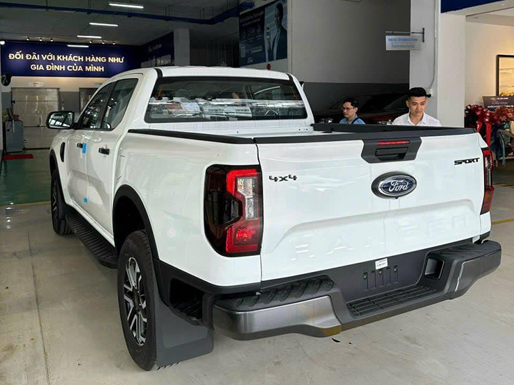 Ford Ranger Sport xuất hiện tại đại lý, giá cạnh tranh - 2