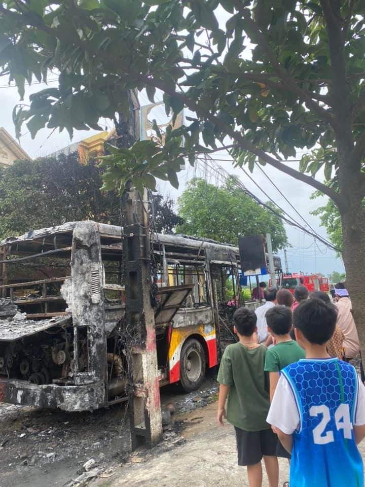 Hà Nội: Xe buýt bốc cháy ngùn ngụt, hành khách hoảng loạn tháo chạy - 2