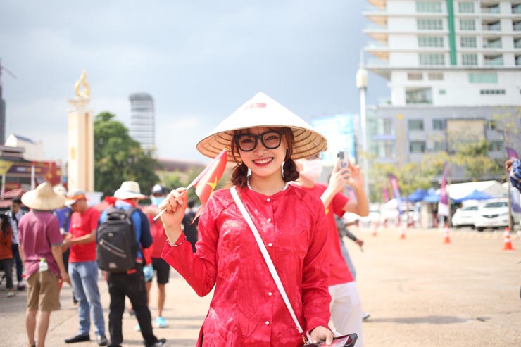U22 Việt Nam đấu Indonesia: Cô giáo nghỉ dạy đi cổ vũ, bóng hồng khoe sắc trên sân - 2