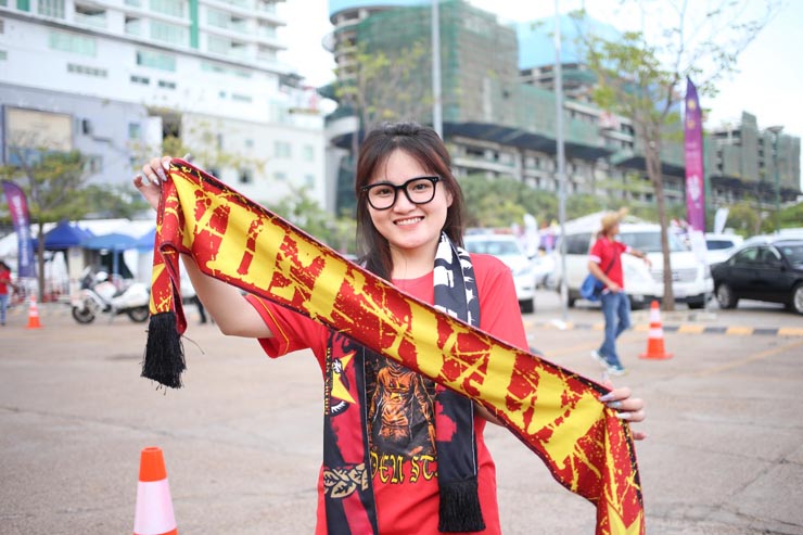 U22 Việt Nam đấu Indonesia: Cô giáo nghỉ dạy đi cổ vũ, bóng hồng khoe sắc trên sân - 1