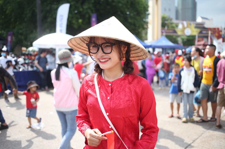 U22 Việt Nam đấu Indonesia: Cô giáo nghỉ dạy đi cổ vũ, bóng hồng khoe sắc trên sân - 3