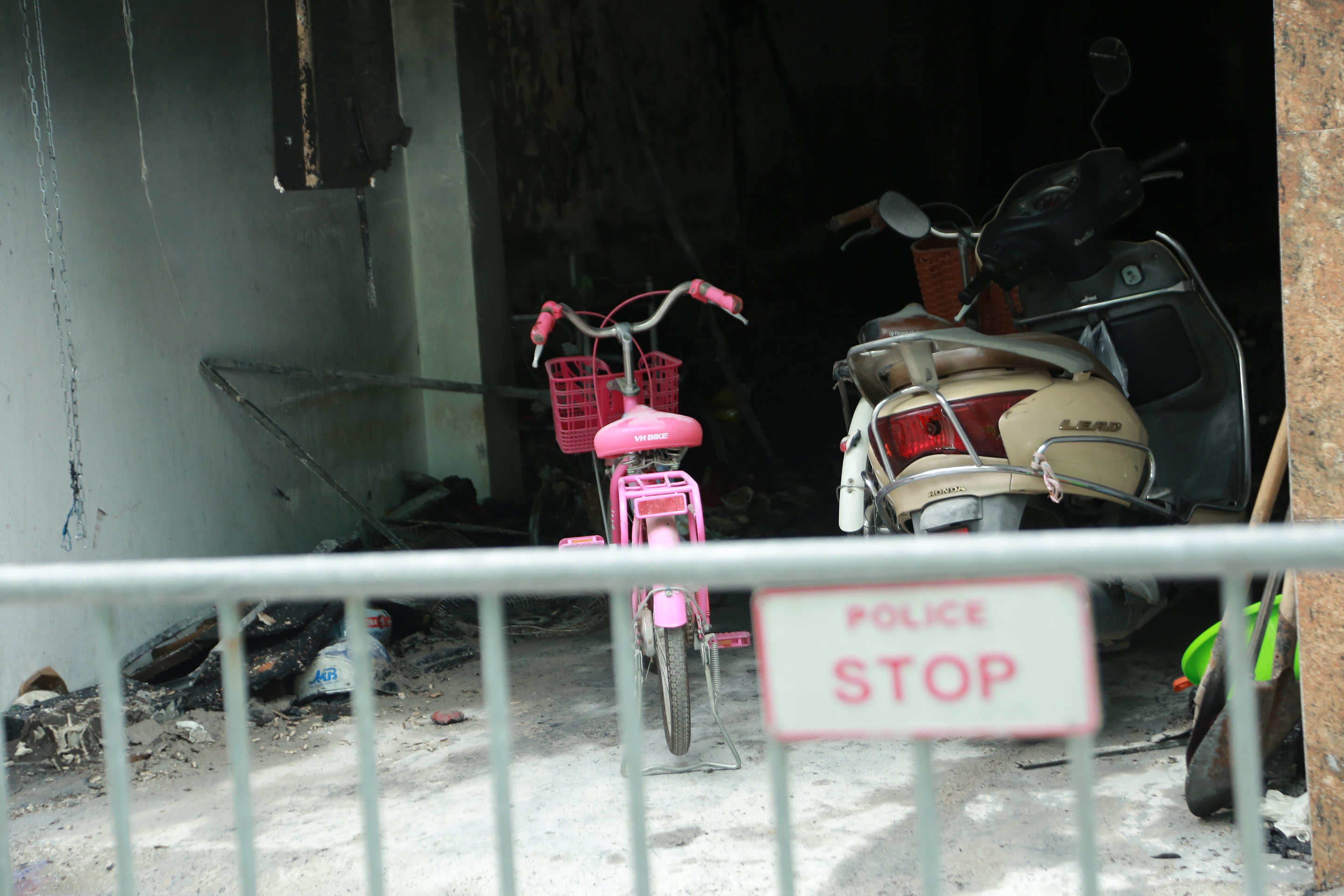 Xót xa hình ảnh chiếc xe đạp màu hồng trong căn nhà cháy khiến 4 bà cháu tử vong ở Hà Nội - 6
