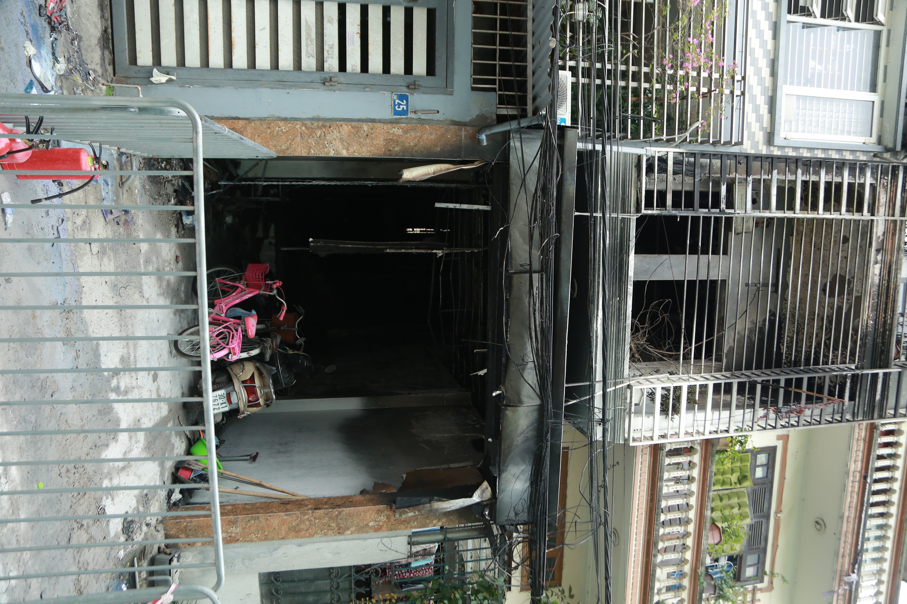 Xót xa hình ảnh chiếc xe đạp màu hồng trong căn nhà cháy khiến 4 bà cháu tử vong ở Hà Nội - 8