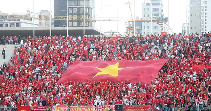 Đã có gần 8000 khán giả có mặt trên sân vận động Olympic theo dõi trận đấu bán kết môn bóng đá nam SEA Games 32 giữa tuyển U22 Việt Nam và Indonesia diễn ra chiều ngày 13/5. Trong đó, dễ dàng nhận thấy sự áp đảo của người hâm mộ Việt Nam khi sắc đỏ phủ kín khán đài B.