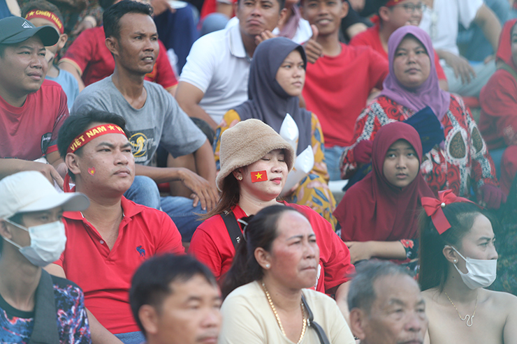 Fan nữ từ vỡ òa, ngây ngất đến lặng người sau trận U22 Việt Nam - U22 Indonesia - 13