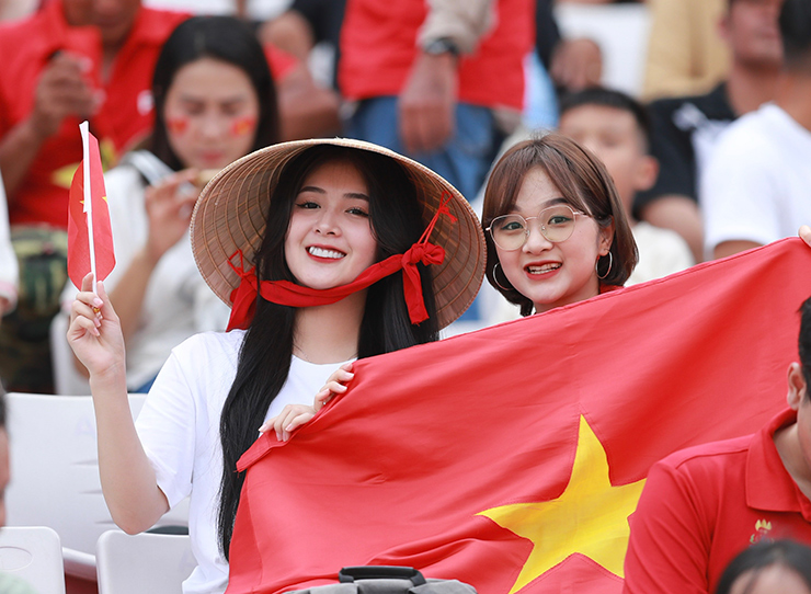 Fan nữ từ vỡ òa, ngây ngất đến lặng người sau trận U22 Việt Nam - U22 Indonesia - 5