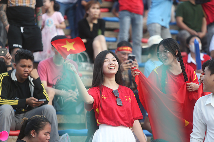 Fan nữ từ vỡ òa, ngây ngất đến lặng người sau trận U22 Việt Nam - U22 Indonesia - 8