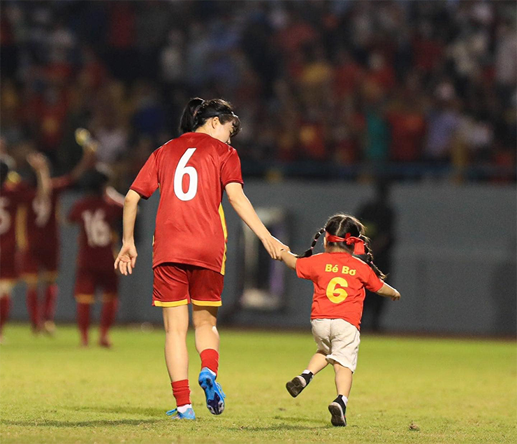 Nàng Wag Việt là cầu thủ bóng đá, thành tích xuất sắc không kém chồng - 8