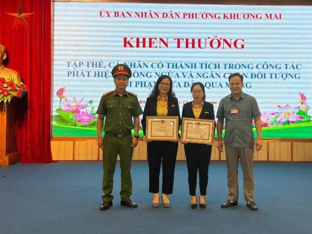 Pháp luật - Bị "vị tướng công an" gọi điện, cụ bà 73 tuổi ra ngân hàng nằng nặc đòi rút 700 triệu đồng