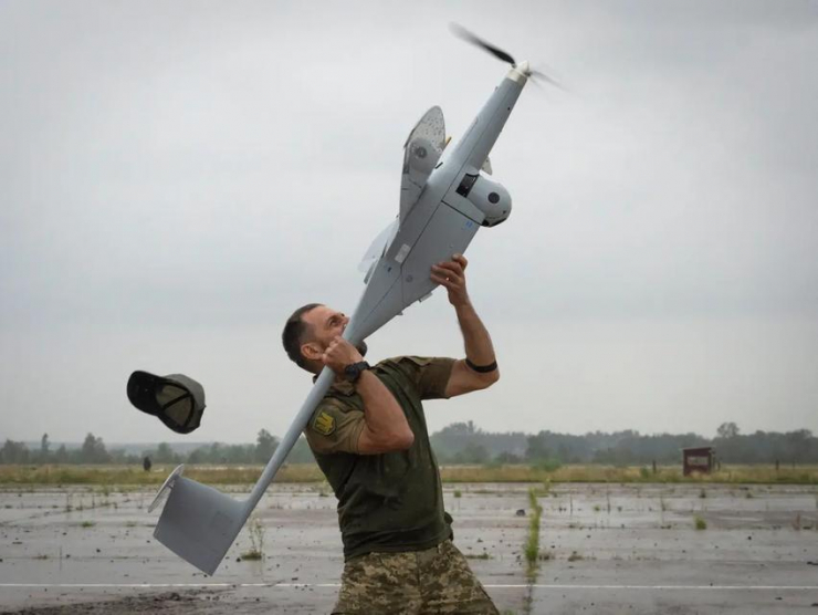 Một người lính Ukraine phóng FlyEye WB Electronics SA - một loại UAV trinh sát của Ba Lan ở khu vực Kiev hồi tháng 8-2022. Ảnh: AP