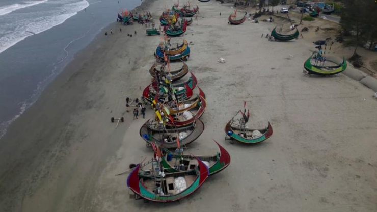 Ngư dân đang di chuyển thuyền đến nơi an toàn ở Teknaf Marine Drive, Cox's Bazar, Bangladesh. Ảnh: Reuters